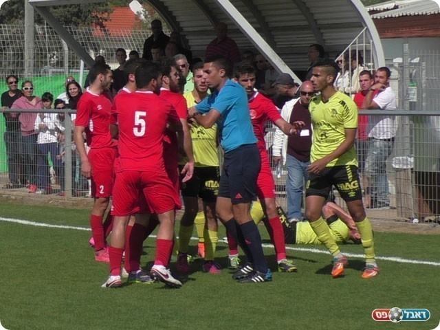 השופט דור בשן התקשה לשלוט במשחק (שקד מורג)